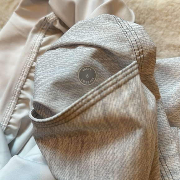lululemon size 6 crop - Swift material - white and grey - Picture 12 of 12